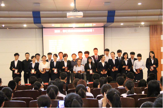 为副班主任颁发聘书 为副班主任颁发聘书