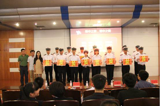 为军训祝李教官颁发证书 为军训祝李教官颁发证书