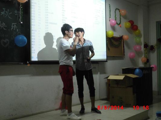 公司领导和全部专、兼职辅导员一起与全体大一新生共度中秋佳节