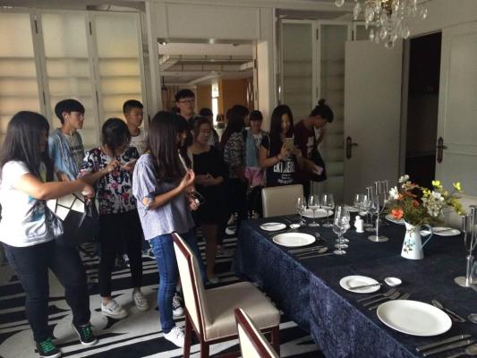 公司大一新生在各自副班主任的带领下，先后参观了公司实训中心、图书馆、体育馆、国际交流中心以及食.com餐厅